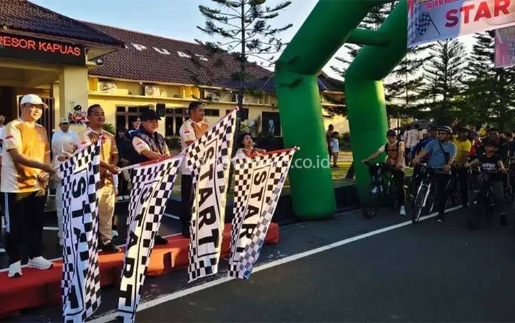 Ribuan Warga Ikuti Jalan Sehat dan Fun Bike Semarak Hari Bhayangkara ke-80 di Kapuas