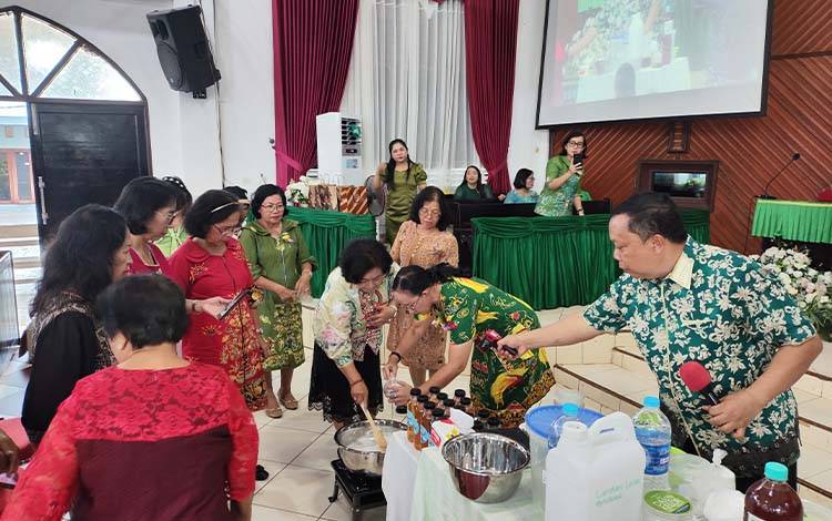 Eco Enzyme Diperkenalkan sebagai Solusi Ramah Lingkungan dalam Pelatihan KPPer Resort GKE Palangka Raya