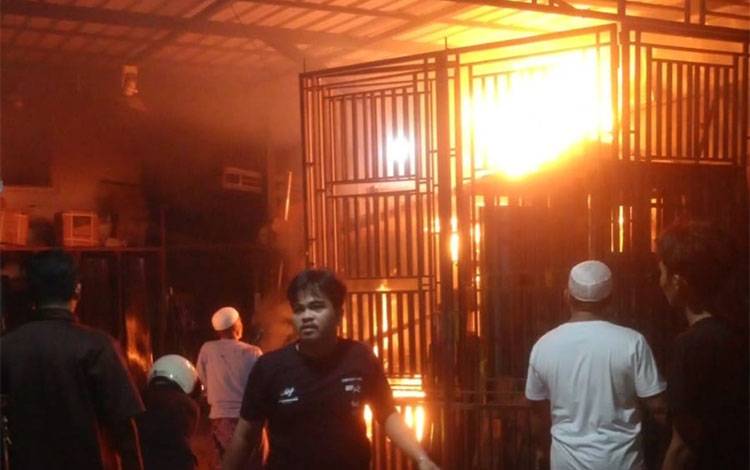 Kebakaran Bangunan Toko di Sekumpul Ujung Nyaris Merambat ke Deretan Pertokoan