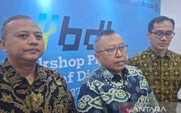 Deputi Bidang Kreativitas Digital dan Teknologi Kementerian Ekonomi Kreatif Muhammad Neil El Himam (tengah) menyampaikan keterangan kepada wartawan di Jakarta. (ANTARA/Aji Cakti)
