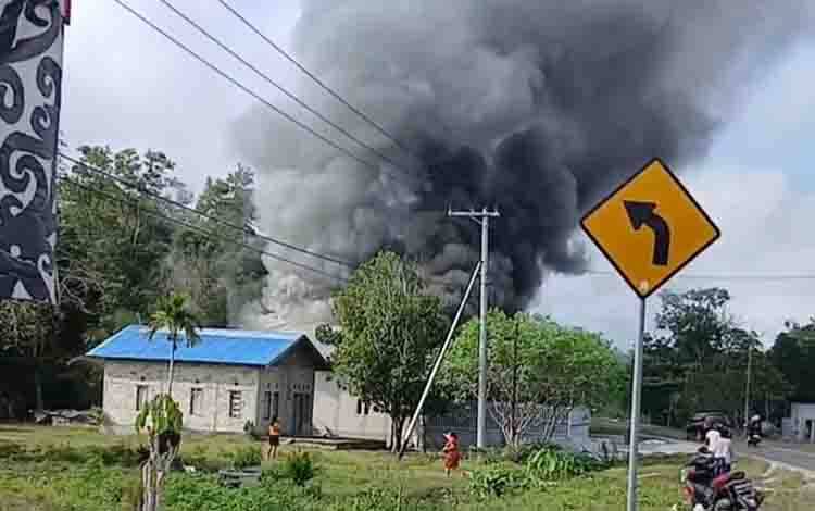 Kebakaran Melahap Bangunan di Desa Timpah Kapuas