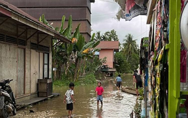 Debit Sungai Katingan Meluap, Warga dan Pedagang Pasar Sanamang Khawatir