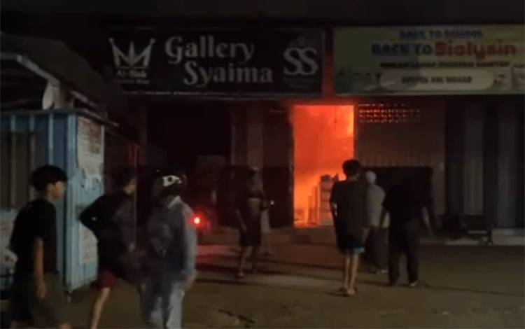Sebuah Ruko di Teluk Tiram Darat Banjarmasin Terbakar