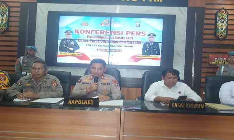 Kapolres Kotim AKBP Resky Maulana Zulkarnain saat melaksanakan press release di Kantor Polres Kotim. (FOTO: BUDDI)
