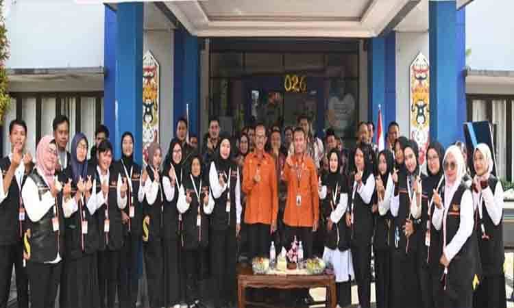 Wakil Bupati Lamandau Abdul Hamid berfoto bersama jajaran BPS dan petugas sensus usai pencanangan Sensus Ekonomi 2026, Jumat, 26 Juni 2026 ( FOTO : ISTIMEWA)