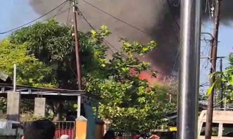Kebakaran Melanda Kawasan Padat di Gang Pelangi Banjarmasin Utara