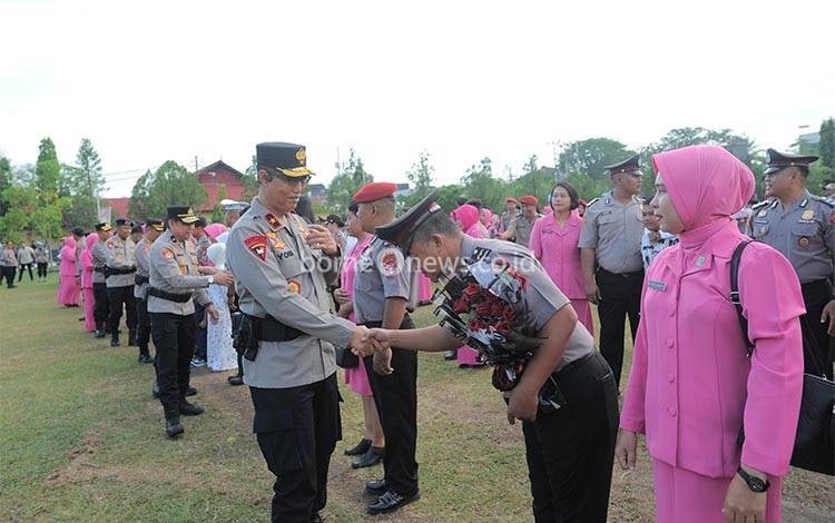 863 Personel Polda Kalteng Terima Kenaikan Pangkat