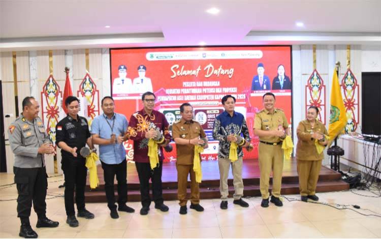 Penabuhan katambung tanda diluncurkannya Hapakat E-Retribusi di Ruang Rapat Rumah Jabatan Bupati Kapuas, Selasa, 30 Juni 2026. (FOTO: Diskominfo Kps)