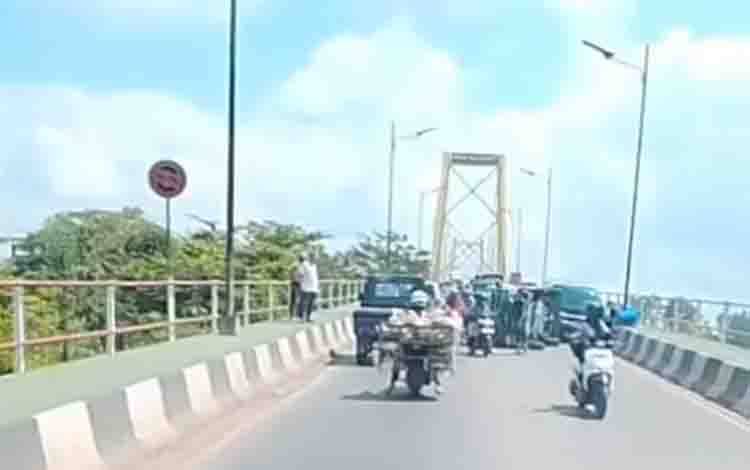 Pikap Terbalik di Tengah Jembatan Barito, Arus Lalu Lintas Sempat Melambat