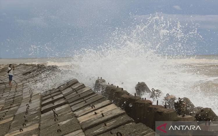 BMKG: Waspada Gelombang 2,5 Meter di Perairan Kalsel pada 1-7 Juli