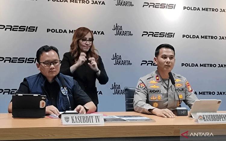 Kasubdit IV Direktorat Siber Polda Metro Jaya AKBP Grawas Sugiharto (kiri) bersama dengan Kasubbid Penmas Polda Metro Jaya Kompol Andaru Rahutomo dalam konferensi pers di Jakarta, Selasa (30/6/2026). ANTARA/Ilham Kausar.