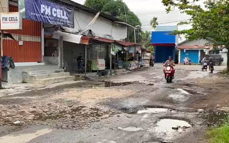Jalan Menuju Pasar Kahayan Rusak Parah, Warga dan Pedagang Minta Perbaikan Segera