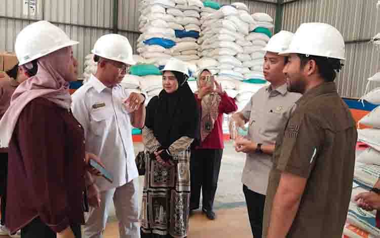 Monitoring Komisi A DPRD Kobar ke kantor Bulog Sub Drive Regional II Pangkalan Bun, Rabu,1 Juli 2026