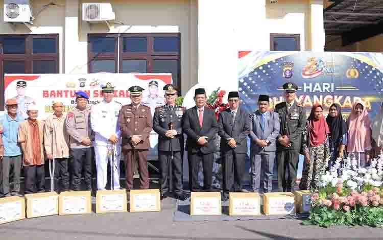 Hari Bhayangkara, Polres Seruyan Salurkan Bantuan Sosial