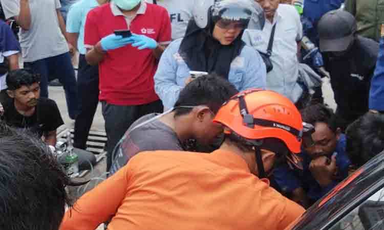 Kaki Pemotor Terjepit Ban Belakang Mobil di Banjarmasin, Tangis Korban Warnai Evakuasi Lebih dari 30 Menit