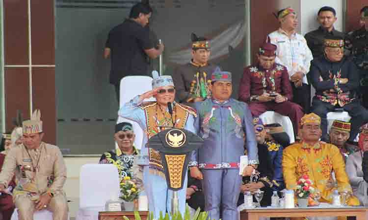 Gubernur Kalimantan Tengah, Agustiar Sabran memimpin upacara di Hari Jadi Kabupaten Pulang Pisau, Kamis, 2 Juli 2026.( FOTO : RETHA)