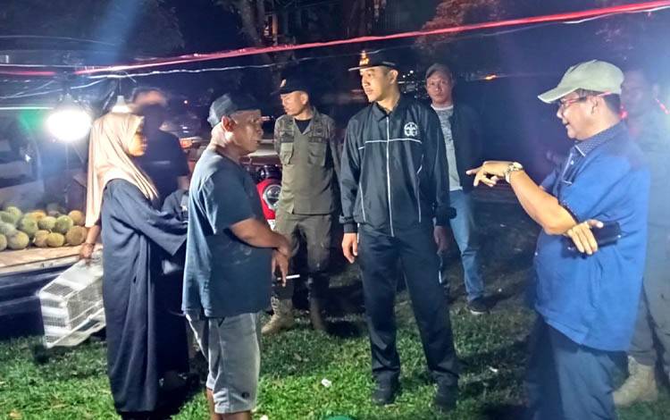 Satpol PP Palangka Raya Tata Pedagang Buah Musiman, Diarahkan ke Lokasi yang Ditetapkan