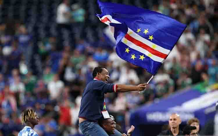 Pelatih kepala Tanjung Verde Bubista meluapkan kegembiraan usai pertandingan melawan Arab Saudi pada babak penyisihan Grup H Piala Dunia FIFA 2026 melawan Arab Saudi di Stadion Houston, Houston, Amerika Serikat, Jumat (26/6/2026) waktu setempat. Timnas Tanjung Verde berhasil melaju ke babak 32 besar Piala Dunia 2026 usai menahan imbang Arab Saudi 0-0. ANTARA FOTO/Xinhua/Li Ming/hma
