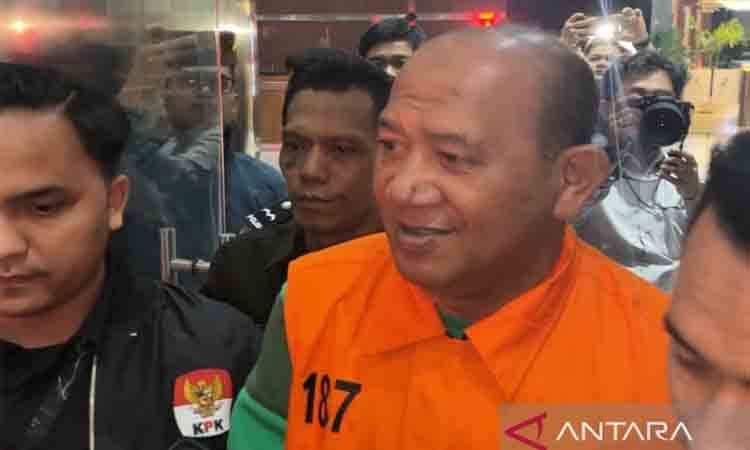 Bupati Langkat Syah Afandin alias Ondim berjalan menuju mobil tahanan dari Gedung Merah Putih KPK, Jakarta, Sabtu (4/7/2026). ANTARA/Rio Feisal