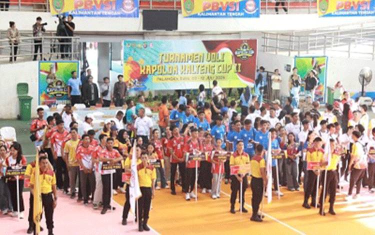 Gubernur Kalimantan Tengah Agustiar Sabran resmi membuka Turnamen Bola Voli Kapolda Cup II Tahun 2026 di GOR Indoor Serbaguna Palangka Raya. (FOTO: AS)