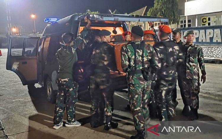 Jenazah Pilot Nicholas Goselin berkebangsaan Amerika Serikat saat hendak dibawa ke hanggar AMA di Sentani setelah diterbangkan dari Timika menggunakan pesawat Hercules, Jumat (3/7/2026). ANTARA/Evarukdijati