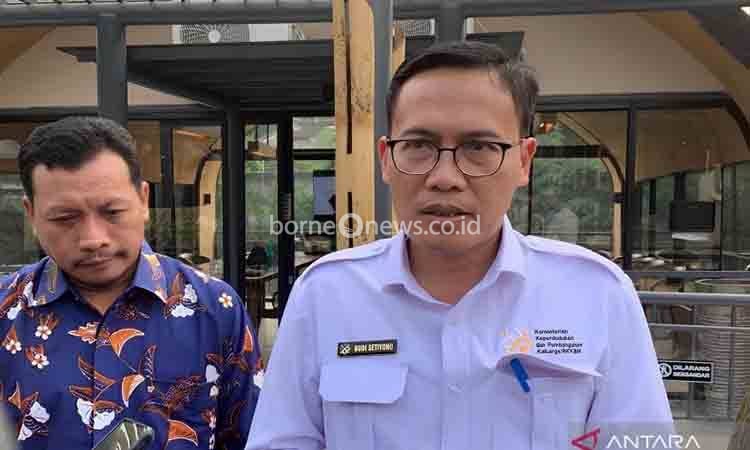 Sekretaris Kemendukbangga/Sekretaris Utama BKKBN Budi Setiyono (kanan). ANTARA/HO-Kemendukbangga/BKKBN.