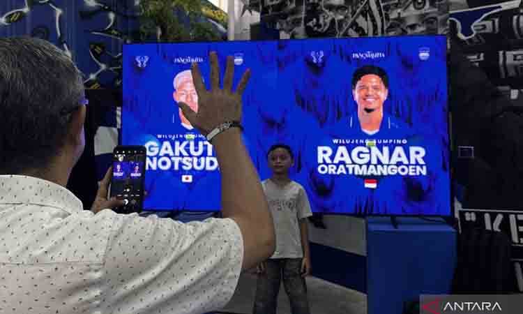Salah satu bobotoh cilik saat berfoto di depan layar televisi dalam acara perkenalan pemain anyar Persib Bandung Ragnar Oratmangoen di Grey Art Braga, Kota Bandung, Sabtu (4/7/2026). ANTARA/Rubby Jovan