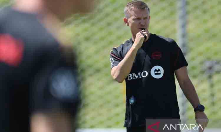 Pelatih Timnas Kanada Jesse Alan Marsch memantau latihan para pemainnya menjelang Piala Dunia 2026 di Toronto, Kanada, Senin (8/6/2026) waktu setempat. Kanada yang menjadi salah satu tuan rumah Piala Dunia 2026 tergabung dalam Grup B bersama Bosnia-Herzegovina, Swiss, dan Qatar. ANTARA FOTO/Xinhua/Zou Zheng/tom.