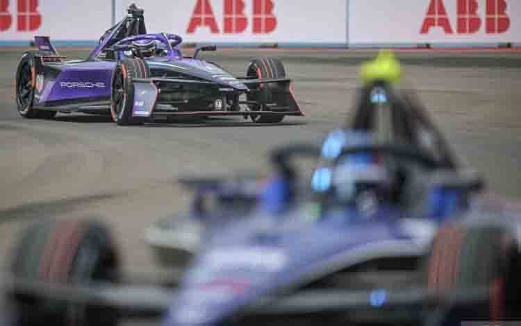 Pembalap tim TAGHeuer Porsche Pascal Wehrlein melaju saat kualifikasi seri ke-11 balapan Formula E World Championship 2025 di Jakarta International E-Prix Circuit (JIEC), Jakarta, Sabtu (21/6/2025).. ANTARA FOTO/Fauzan/tom.