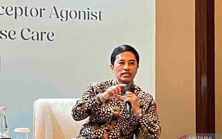 Ketua Himpunan Studi Obesitas Indonesia (Hisobi), Prof. Dante Saksono Harbuwono saat memberikan keterangan dalam temu media acara Anugerah Pharmindo Lestari (APL) di Jakarta, pada Sabtu (4/7/2026). (ANTARA/Sri Dewi Larasati)