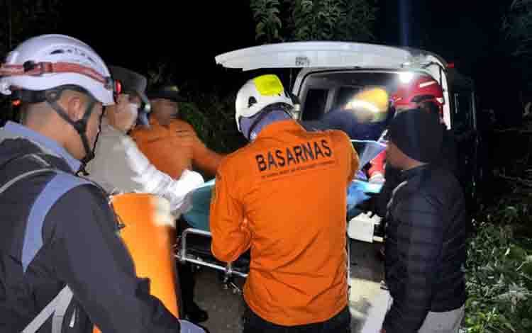 Tim SAR gabungan saat melakukan evakuasi korban Bukit Savana Sembalun Kabupaten Lombok Timur Provinsi NTB di Lombok Timur, Minggu (5/7/2026). ANTARA/HO-Humas SAR Mataram.