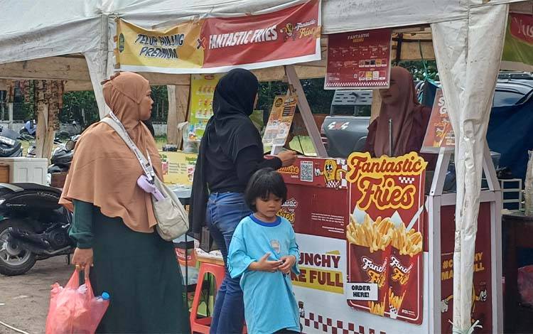 Pelaku UMKM membuka lapak saat turnamen sepak bola HNR Cup II di Stadion 29 Nopember Sampit, Minggu, 5 Juli 2026. (FOTO: DEWIP)