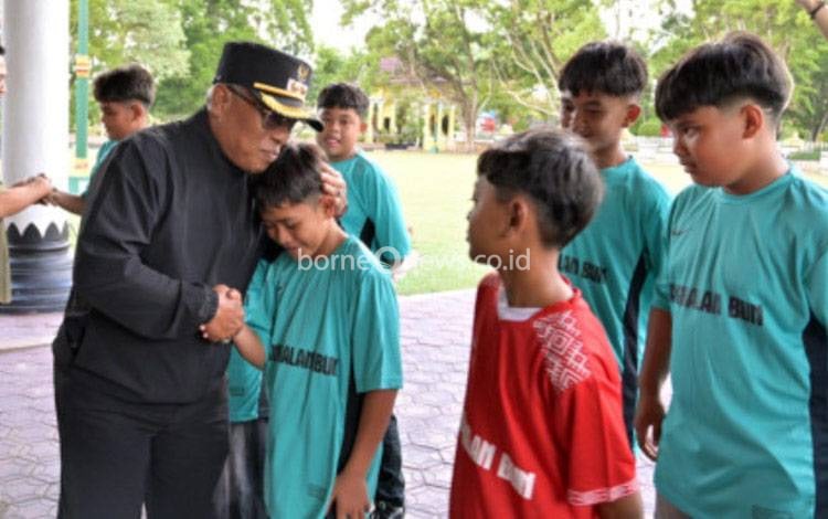 Wabup Kobar Harapkan SSB Desa Kinjil Harumkan Nama Daerah di Piala Presiden Grassroots Nasional