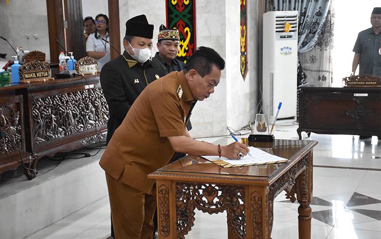 Penandatangan Persetujuan Bersama Rancangan Peraturan Daerah (Raperda) tentang Pertanggungjawaban Pelaksanaan APBD Tahun Anggaran 2025 dalam Rapat Paripurna ke-5 Masa Persidangan II Tahun Sidang 2026, Senin, 6 Juli 2026. (FOTO: Diskominfosantik Kps)
