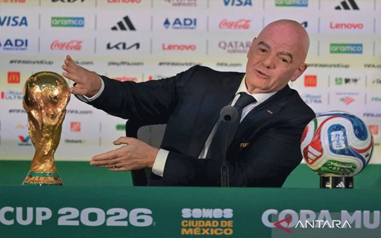 Presiden FIFA Gianni Infantino menyampaikan keterangan kepada wartawan pada sehari menjelang pembukaan Piala Dunia 2026 di Stadion Azteca, Mexico City, Meksiko, Rabu (10/6/2026). Gianni mengapresiasi kesiapan pemerintah Meksiko dalam mempersiapkan Piala Dunia 2026 dan menanggapi sejumlah isu yang berkembang seperti keikutsertaan Timnas Iran hingga persoalan VISA. ANTARA FOTO/Aditya Pradana Putra/sgd (ANTARA FOTO/ADITYA PRADANA PUTRA)