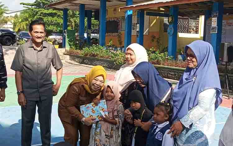 Kartu Kobar Cerdas Resmi Diluncurkan, Bantu Ringankan Biaya Pendidikan Siswa TK hingga SMP
