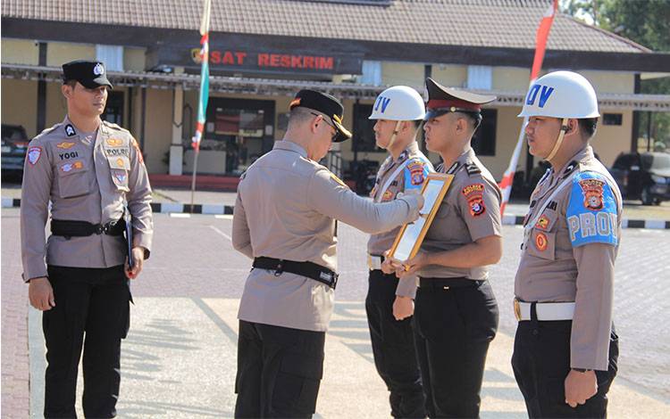 Polres Seruyan Pecat Anggota, Ini Pesan Tegas Kapolres AKBP Beddy Suwendi