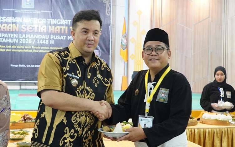 Bupati Lamandau Rizky Aditya Putra berfoto bersama Ketua PSHT Cabang Lamandau Edi Hermanto di sela kegiatan pengesahan warga baru Baru - baru ini. (FOTO : ISTIMEWA)