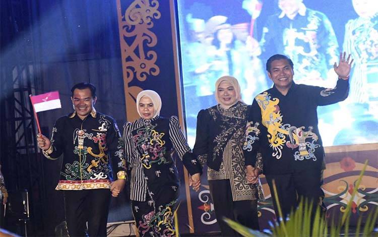 Bupati Ahmad Rifa'i Buka Peragaan Busana "Sinta Benang Bintik Pulang Pisau 2026", Angkat Kebanggaan Budaya Lokal