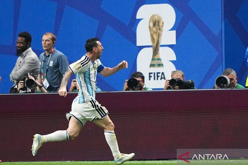 Penyerang Argentina Lionel Messi berlari menuju rekan setimnya usai mencetak gol ke gawang Mesir dalam pertandingan babak 16 besar di Piala Dunia FIFA 2026 di Stadion Atlanta di Atlanta, Amerika Serikat, Selasa (7/7/2026). Argentina melaju ke babak delapan besar usai menang 3-2. ANTARA FOTO/Xinhua/Huang Zongzhi/nz