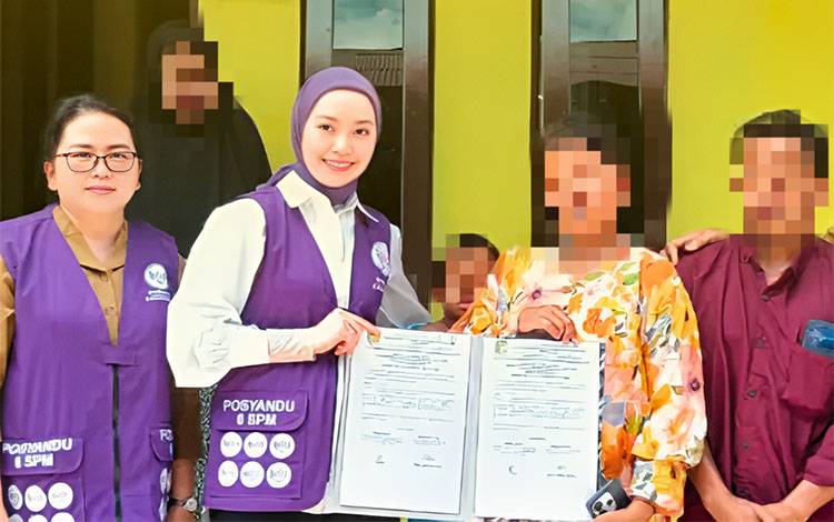 Pemko Palangka Raya Serahkan Bantuan Rehabilitasi Rumah untuk Keluarga Berisiko Stunting