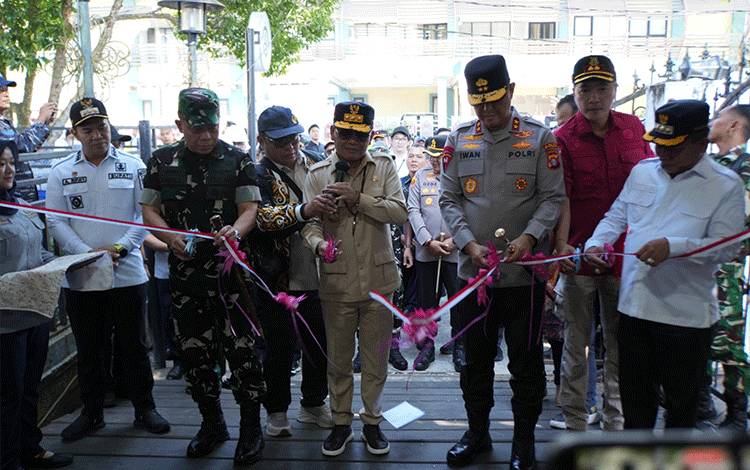 Pemotongan pita tanda diresmikannya Waterfront City Kapuas, Rabu, 8 Juli 2026. (FOTO: KIP Kps)