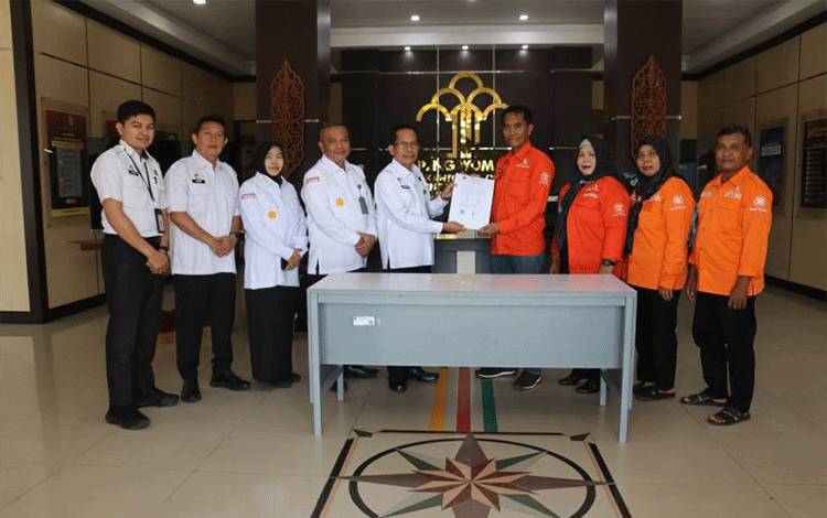 Kanwil Kemenkum Kalteng Serahkan SKT Partai Gerakan Rakyat Kalteng