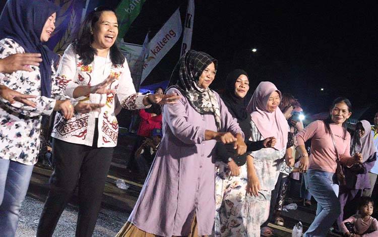 Malam Nusaphoria Satukan Budaya Nusantara di Handep Hapakat Fair Pulang Pisau