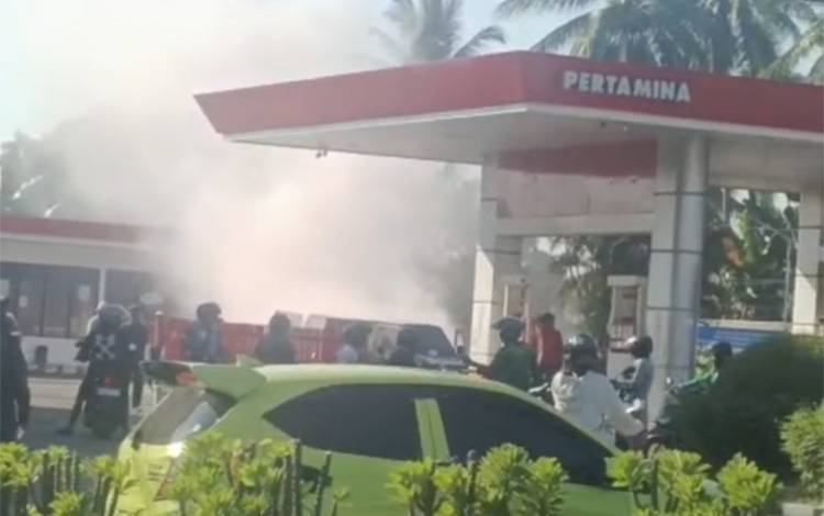 Mobil Terbakar di SPBU Bundaran Simpang Empat Banjarbaru