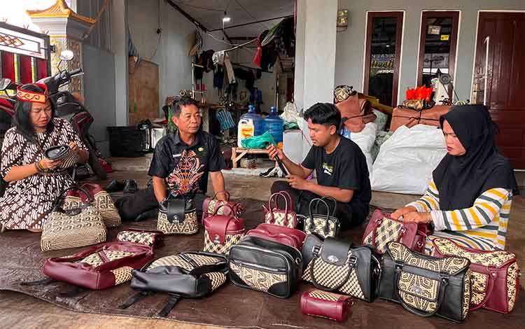 Kreativitas Gabungkan Rotan-Kulit Sintetis, Usaha Tas Lokal Petuk Katimpun Tembus 1.000 Buah per Bulan