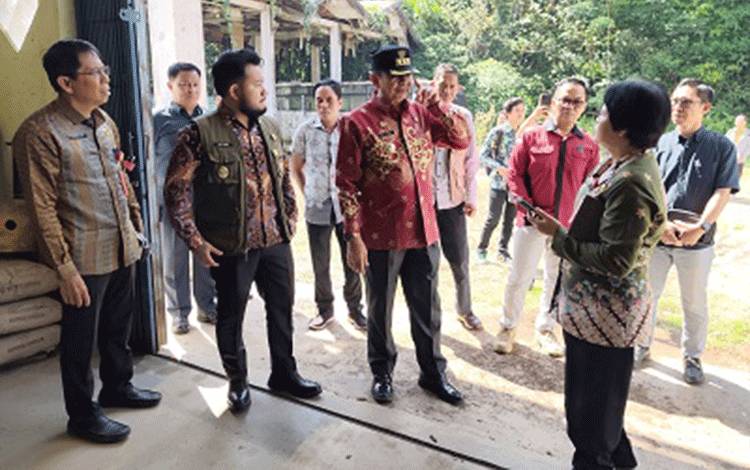 Bupati Barito Timur M Yamin bersama Wakil Bupati Adi Mula Nakalelu, meninjau kesiapan bangunan yang akan difungsikan sebagai Kantor BNNK, Kamis, 9 Juli 2026. (FOTO: AGUSTINUS BOLE MALO)