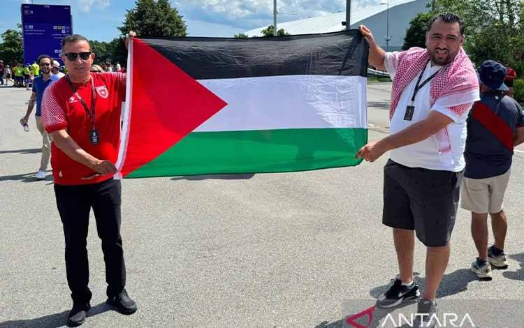 Bendera Palestina Berkibar Saat Laga Prancis vs Maroko di Stadion Boston