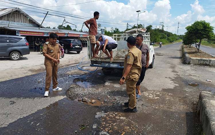 Camat Hanau Turun Langsung Tambal Jalan Berlubang di Pembuang Hulu