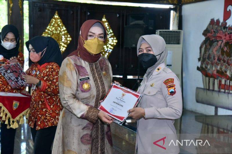 KPK Tangkap Bupati Sukoharjo Etik Suryani dalam OTT Dugaan Pemerasan